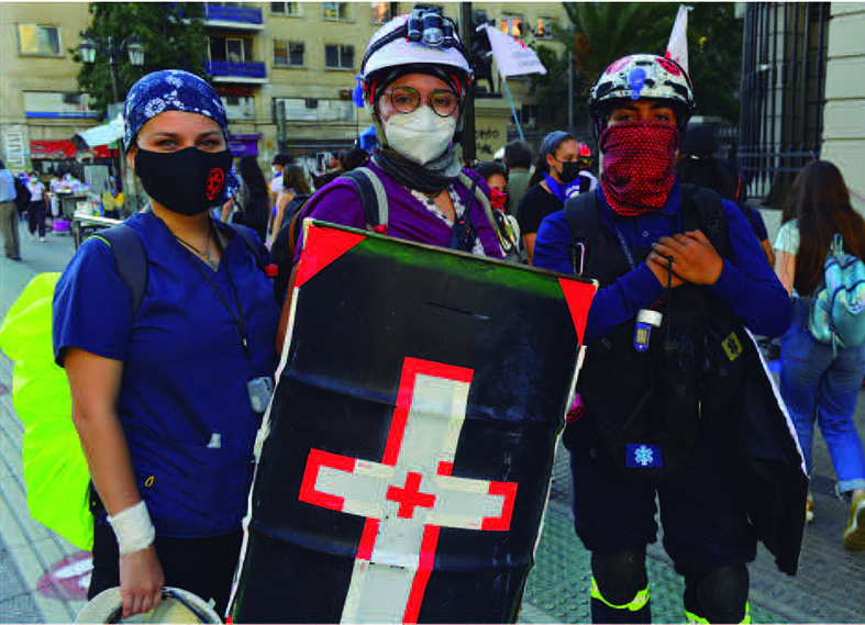 Jóvenes brigadistas de primeros auxilios durante la protesta en Santiago, 2020. Álvaro Hoppe (c)